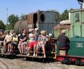 Bild: Susanne Schwab
Auch in diesem Jahr gehörte eine Fahrt mit der Feldbahn zu den beliebtesten Attraktionen beim Drehscheibenfest des Amberger Kaolinbahnvereins.