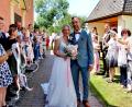Bild: Leonhard Ehras
Vereinen und Kollegen standen Spalier für das Brautpaar Janine und Florian Dorn in Kirchenrheinbach.