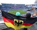 Bild: Jan Woitas/dpa
Fans von Deutschland vor dem Spiel gegen Paraguay auf der Tribüne.