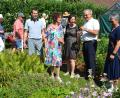 Bild: Josef Rosner
Eröffnet wurde der "Tag der offenen Gartentür" im Landkreis Tirschenreuth im Wohn- und Nutzgarten von Inge und Konrad Härtl. Mit dabei waren (von rechts) Barbara Wenisch, Kreisvorsitzender Roland Grillmeier, Kreisfachberaterin Manuela Pappenberger, Inge Härtl und Bürgermeister Andreas Malzer.