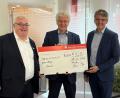 Bild: Sparkasse
Bei der Spendenübergabe (von links): Geschäftsstellenleiter Ulrich Höcker, Erster Bürgermeister Robert Lindner, stellvertretendes Vorstandsmitglied Albert Bergmann.