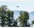 Bild: Uwe Lein/dpa
Auch mit einem Hubschrauber versuchen Einsatzkräfte die Flammen zu löschen.