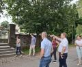 Bild: Hans Prem
Die den Kirchendemenreuther Friedhof umgebende Mauer bedarf einer Sanierung. Davon überzeugten sich die Gemeinderäte am Montag bei einem Ortstermin.