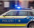 Bild: Peter Kneffel/dpa
Beide Streifenwagen hatten Blaulicht und Martinshorn eingeschaltet, als sie unterwegs waren. (Symbolbild)
