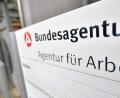 Symbolbild: Hendrik Schmidt/dpa-Zentralbild/dpa
Die Arbeitslosigkeit im Bezirk der Agentur für Arbeit Schwandorf ist im Juni 2026 leicht gesunken. Die Arbeitslosenquote bleibt stabil bei 3,5 Prozent. Ein Spannungsfeld bleibt jedoch bestehen.
