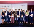 Bild: Johanna-Quandt-Stiftung
Das sind die Preisträger des Herbert Quandt Medien-Preises 2026 mit den Laudatoren sowie Stefan Quandt, Sohn des Namensgebers (Sechster von links). Wolfgang Würth von Oberpfalz-Medien ist mit seiner Auszeichnung als Zweiter von links im Bild.