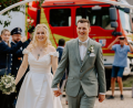 Bild: Andrea Kammerer
Das frisch vermählte Paar Laura und Dominik Friedl nach dem Durchschreiten des Schlauchspaliers der Feuerwehr Oberköblitz.