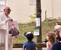 Bild: Peter Ringeisen
Auch Pfarrer Alois Berzl hatte ein Bild eines Superhelden dabei: Mit einem Bild von Jesus trat er an die jungen Besucherinnen und Besucher der Kinderandacht heran.
