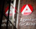 Symbolbild: Hauke-Christian Dittrich/Deutsche Presse-Agentur GmbH/dpa
Die Arbeitslosigkeit im Bezirk der Agentur für Arbeit Weiden ist im Juni 2026 leicht gesunken. Unternehmen agieren bei Neueinstellungen jedoch zurückhaltend.