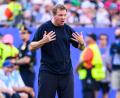 Bild: Tom Weller/dpa
Bin ich jetzt an allem Schuld? Julian Nagelsmann gestikuliert während des Paraguay-Spiels.