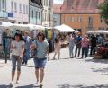 Archivbild: Konrad Rosner
Der Peter-und-Paul-Markt (im Bild eine Szene aus dem Jahr 2025) ist der Marktsonntag, der laut Stadt am schlechtesten frequentiert ist. Deshalb wird dieser gestrichen. Dafür soll es künftig eine Einkaufsnacht in Tirschenreuth geben.