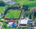 Luftbild: mür
Aus zwei Realschulen in Waldsassen (im Bild die Realschule im Stiftland) soll eine werden. Statt einer Erweiterung schlägt die Stadt Tirschenreuth einen Neubau in der Kreisstadt vor. Beim Stiftland-Gymnasium wäre Platz dafür.