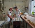 Bild: Stephanie Hladik
An Spezialitäten wie dem Plundergebäck mit selbstgemachter Nussfüllung wollen Bäckermeisterin Elisabeth Buchdrucker (links) und Inhaberin Shaila Beyer von der Bäckerei Beyer in Weiden festhalten. Sie kämpfen für den Fortbestand kleiner Bäckereien.