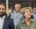Bild: Markus Scholz/dpa-Pool/dpa
Block blickt zur Videoprojektion, auf der der Zeuge in Israel zu sehen ist.