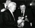 Bild: Archiv Familie Spichtinger
Josef Spichtinger überreicht dem früheren Ministerpräsidenten Franz-Josef Strauß beim Besuch in München eine Flasche Eisenbarth-Elixier.