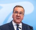 Bild: Michael Kappeler/dpa
„Im Augenblick gibt es kein Szenario (...), dass der Korken schnell aus der Flasche kommt“, sagt Verteidigungsminister Boris Pistorius.