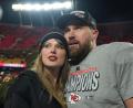 Bild: Charlie Riedel/AP/dpa
Geben sich vermutlich sehr bald das Jawort: Sängerin Taylor Swift und Footballer Travis Kelce.