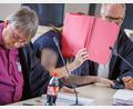 Bild: Jens Büttner/dpa
Die Angeklagte (verdeckt) schweigt bislang zu den Vorwürfen.