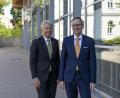 Bild: Johanna Nübler/ OTH Amberg-Weiden
Hochschulpräsident Prof. Dr. Clemens Bulitta (links) gratuliert Prof. Dr. Bernhard Frenzel (rechts) zu seinem neuen Amt als Vizepräsident für Digitale Transformation, Qualitäts- und Prozessmanagement an der OTH Amberg-Weiden.