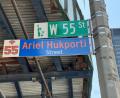 Bild: Christina Horsten/dpa
Ein Straßenschild in New York für Hukporti nach dem NBA-Titel.
