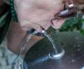Bild: Petra Hartl
Bei der Hitze am Wochenende half auch in der Oberpfalz nur eine Abkühlung am Trinkwasserbrunnen.