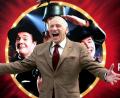 Bild: Juanjo Martin/EFE/EPA/dpa
Mel Brooks vor 20 Jahren vor einem Plakat zum Film „The Producers“. (Archivbild)