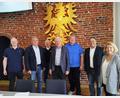 Bild: Stadt Erbendorf
Der neue Schulverbandsvorsitzende Bernhard Schmidt (Dritter von rechts) mit seinem Vorgänger Johannes Reger (Vierter von rechts) sowie die Schulverbandsmitglieder Bürgermeister Werner Prucker (ab Zweiter von links), Rainer Schwingshandl und Jörg Gerolstein (Zweiter von rechts) sowie Verwaltungsinspektor Sebastian Heim (links) mit Konrektorin Beate Koch.