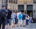 Bild: Rolf Vennenbernd/dpa
Vor Einlassbeginn bildete sich eine kleine Schlange vor dem Dom-Haupteingang.