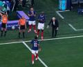 Bild: Petr David Josek/AP/dpa
Didier Deschamps wechselte Kylian Mbappé aus - und verneigte sich.