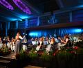 Bild: Lena Wiesnet
Bei einem Konzert in der Helmut-Ott-Halle in Auerbach Mitte Mai übernahm Kira Lorenz die Leitung der Knabenkapelle ganz offiziell. Dabei trugen die Dirigentin und die weiblichen Musiker im Ensemble auch das neue Orchester-Dirndl, das die alten Anzüge abgelöst hat.