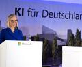 Bild: Wolf von Dewitz/dpa
Microsoft-Deutschlandchefin Agnes Heftberger beim Spatenstich für eins der drei bereits bekannten KI-Rechenzentren von Microsoft im Rheinischen Revier im März. (Archivbild)