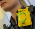 Bild: Peter Kneffel/dpa
Polizistin mit Bodycam.
