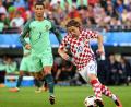 Bild: picture alliance / dpa
Schon Gegner bei der EM 2016: Portugals Cristiano Ronaldo und Kroatiens Luka Modric (r).