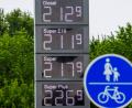 Bild: Jens Büttner/dpa
Nach dem Mittagssprung lagen Benzin und Diesel im bundesweiten Durchschnitt deutlich über 2 Euro pro Liter.