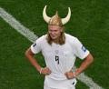 Bild: Jessica Tobias/AP/dpa
Norwegens Held mit Wikinger-Helm: Erling Haaland.