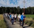 Bild: Irene Träxler
Die Pilger folgen dem Kreuz in der kühlen morgendlichen Landschaft durch Felder, Wiesen und Wälder. Heuer machen sie sich zum 50. Mal auf den Weg zum Fahrenberg.