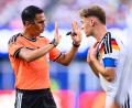 Bild: Tom Weller/dpa
Joshua Kimmich (r) spricht mit Schiedsrichter Jalal Jayed
