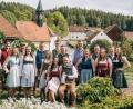 Bild: Melina Seifert
Nicole Ott und Jonas Schießlbauer (vorne sitzend) wurden vergangenes Jahr zum Weiherer Ober-Kirwapaar gekürt. Welches der diesjährigen 9 Kirwapaare wird es am kommenden Sonntag beim Austanzen des Kirwabaumes treffen?