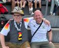 Bild: Kress/privat
Sebastian Kress (rechts) mit einem anderen Fan bei einem Trainingslehrgang der Nationalelf in Herzogenaurach.