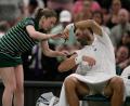 Bild: Brian Inganga/AP/dpa
Novak Djokovic ließ sich von einem Ballmädchen helfen - und erschreckte sie für einen ganz kurzen Moment.