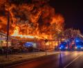 Bild: Ferdinand Merzbach/NEWS5/dpa
Feuerwehren sind beim Brand einer Lagerhalle mit Särgen im Lichtenfelser Ortsteil Trieb im Einsatz.