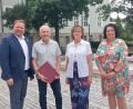 Bild: LRA TIR/Wolfgang Fenzl
Von links: Landrat Hubert Schicker, Robert Wameser, Personalleiterin Inge 
Üblacker und Personalratsvorsitzende Ramona Wiesent.