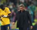 Bild: Eduardo Verdugo/AP/dpa
Ecuadors Trainer Sebastián Beccacece (r) deutet Abschied an.