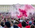 Bild: Javad Parsa/NTB/AP/dpa
Ein Meer aus Rot, Blau und Weiß: Tausende Norweger feiern den WM-Erfolg vor dem Schloss in Oslo.