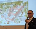 Archivbild: pz
Bei einer Bürgerversammmlung im Herbst 2025 zeigte Bürgermeister Bernd Sommer eine Skizze mit einer Ansicht des Klosters Waldsassen, an dem der Anbau (oberer Bildrand) für die erweiterte Realschule bereits verwirklicht ist.