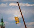 Bild: Peter Kneffel/dpa
Ein übergroßer und rund 1,5 Tonnen schwerer Bierkrug wird mit einem Kran auf der Theresienwiese an seinen Platz gehoben. Das 191. Oktoberfest beginnt dieses Jahr am 19. September 2026 und endet am 04. Oktober 2026.