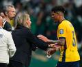 Bild: Ricardo Mazalan/AP/dpa
Piero Hincapie sah die Rote Karte, nachdem er sich die Hand vor den Mund gehalten hatte.
