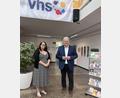 Bild: Martina Beierl
Landrat Richard Reisinger heißt die neue VHS-Leiterin Wiebke Behrbohm herzlich willkommen.