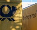 Bild: Henning Kaiser/dpa
Das gute alte Posthorn, das Logo der Deutschen Post - hier an Lastwagen, die vor einem Kölner Briefzentrum parken.