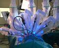 Bild: Verena Uschold, Klinikum St. Marien Amberg
Die Krakenarme des OP-Roboters Da Vinci am Patienten. Das Klinikum St. Marien hat sich mit so einem Roboter-Kollegen verstärkt. Doch ohne Mensch geht gar nichts.